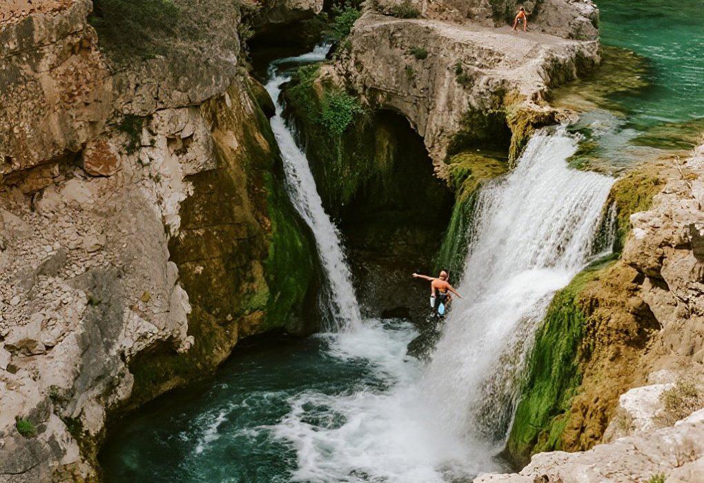 Kolase air terjun indah di sekitar Antalya dengan traveler menikmati aktivitas alam.