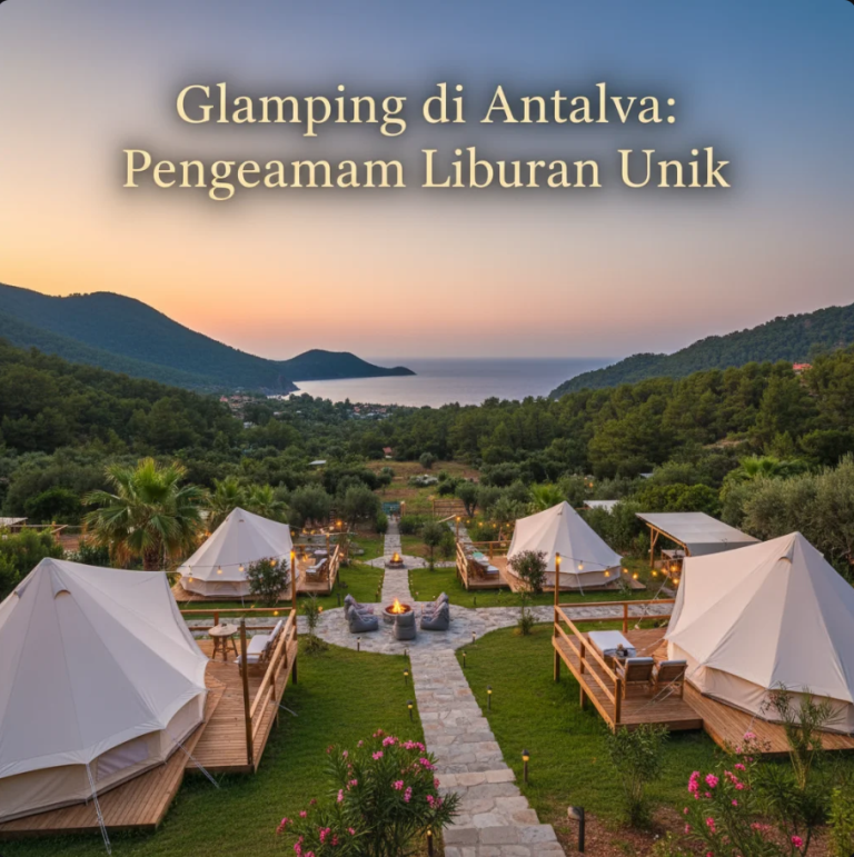 Tenda glamping mewah di Antalya dengan pemandangan laut Mediterania saat matahari terbenam.