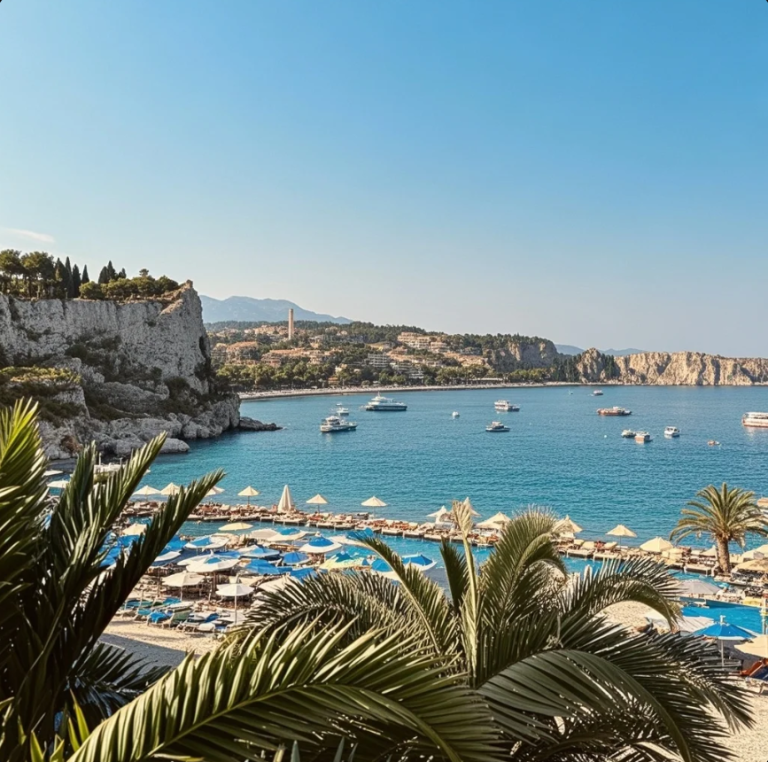 Traveler memegang uang Lira Turki dan kartu ATM di pusat kota Antalya