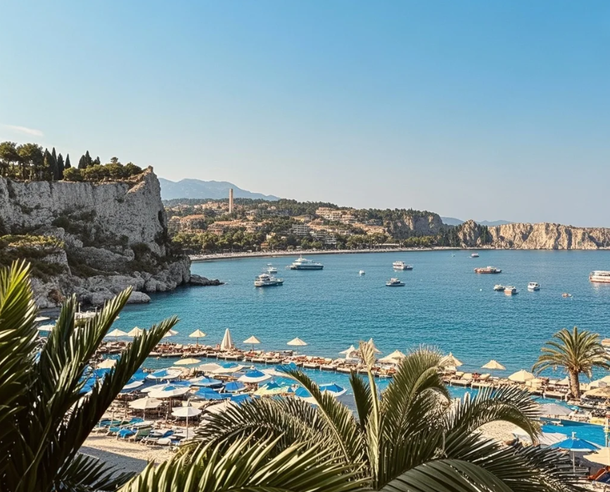 Traveler memegang uang Lira Turki dan kartu ATM di pusat kota Antalya